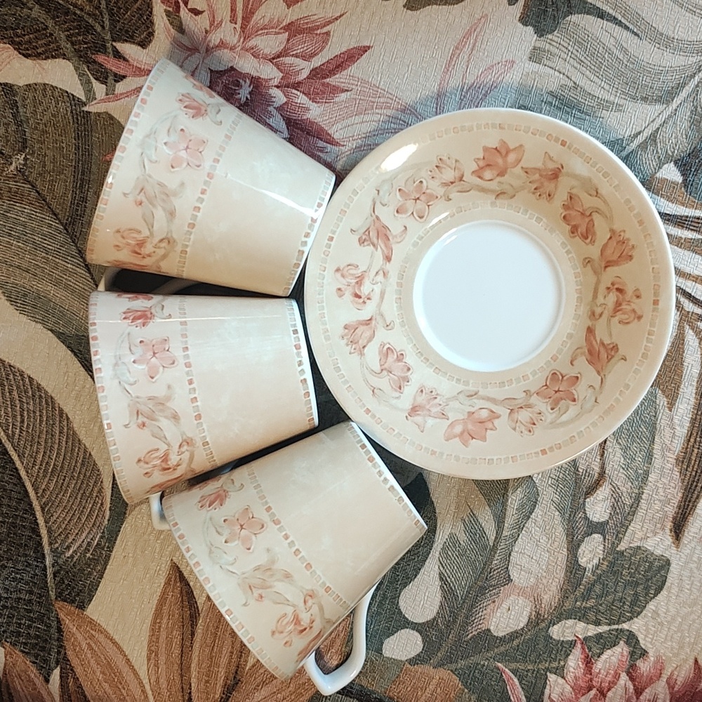 HOME: Floral Patterned Tea Set - Picture 12 of 13